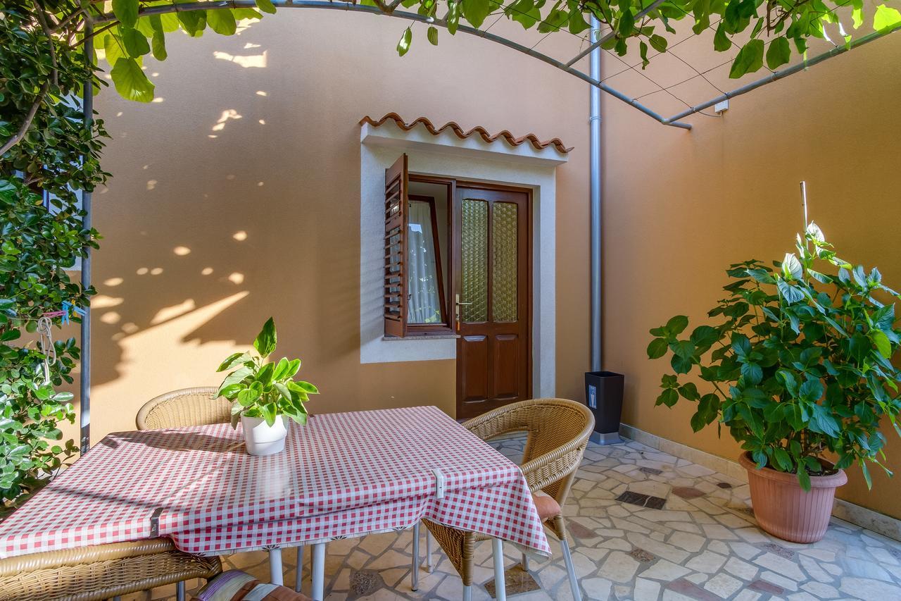 Apartments Beba Mali Losinj Bagian luar foto